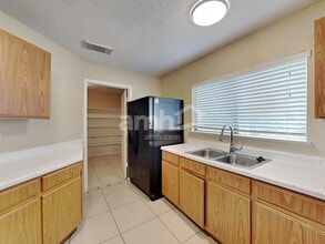 11011 Victors Hl in San Antonio, TX - Building Photo - Building Photo