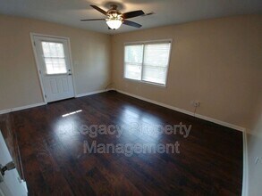 727 Oakgrove Dr in Graham, NC - Building Photo - Building Photo