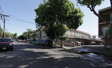 Village Grove in Panorama City, CA - Foto de edificio - Building Photo