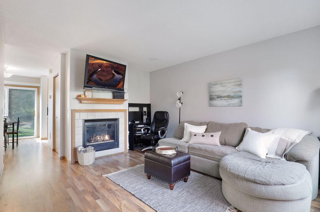 15577 Flight Way in Apple Valley, MN - Building Photo