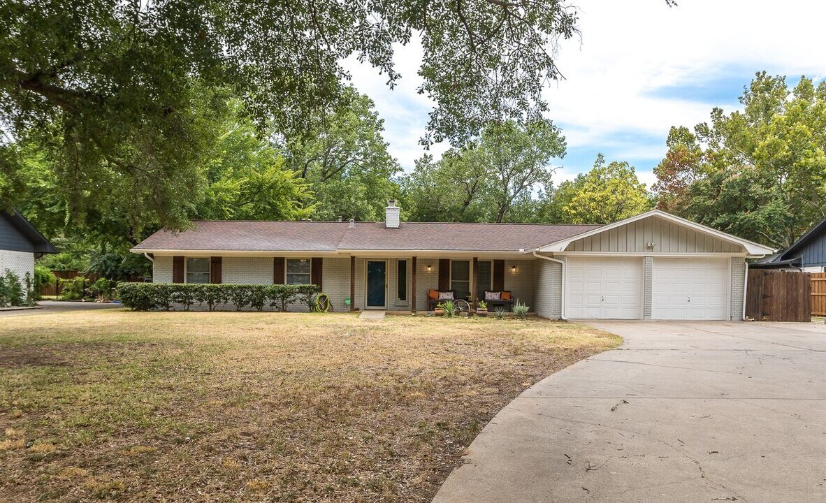 2221 N Mill St in Lewisville, TX - Building Photo