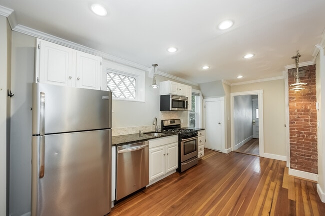 244 Sycamore St, Unit 244 Sycamore St, Apt 1 in Watertown, MA - Foto de edificio - Building Photo