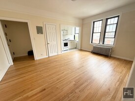 West 10th Street in New York, NY - Building Photo