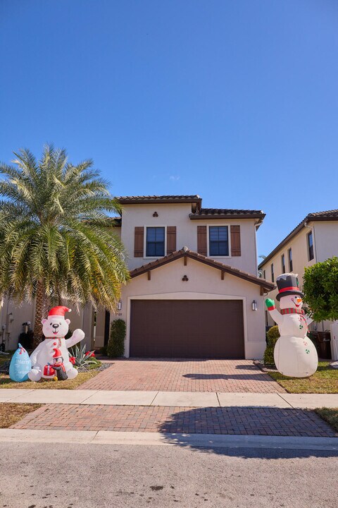 9909 W 32nd Ln in Hialeah, FL - Building Photo