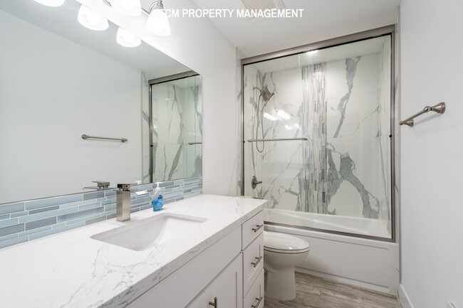 3309 S Orcas St, Unit B in Seattle, WA - Foto de edificio - Building Photo