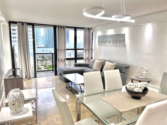 600 NE 36th St, Unit 1417 in Miami, FL - Building Photo - Building Photo