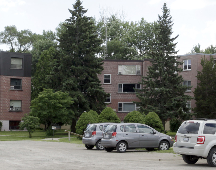 2422 New St in Burlington, ON - Building Photo