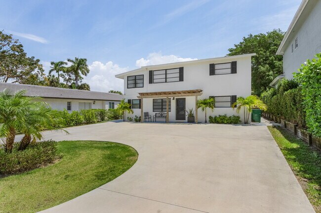 9262 Vanderbilt Dr, Unit Downstairs in Naples, FL - Building Photo - Building Photo
