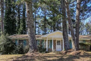 2107 Hilton Dr in Decatur, GA - Building Photo