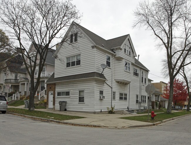 2450-2452 N Cramer St in Milwaukee, WI - Foto de edificio - Building Photo