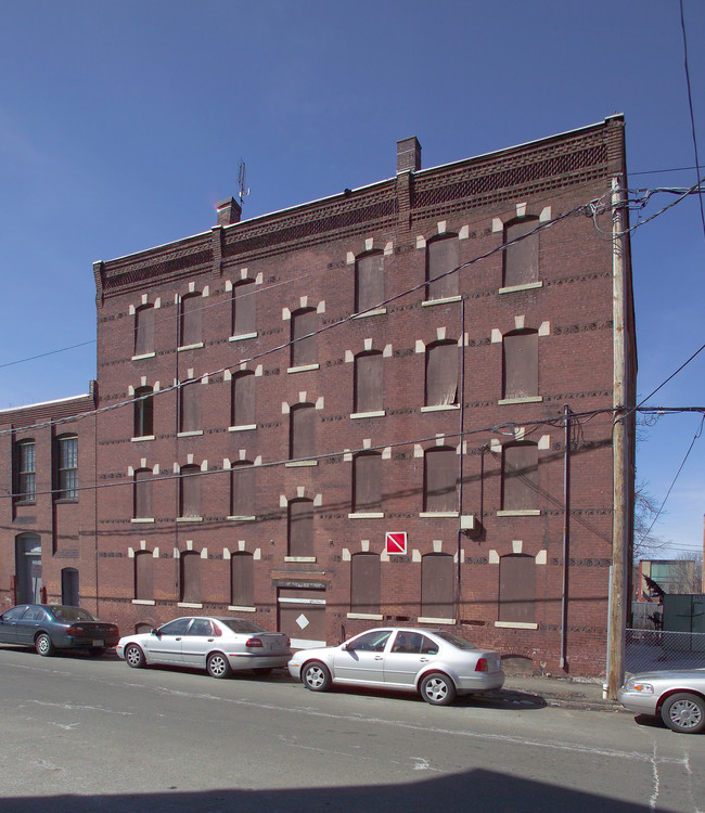 107 Clemente St in Holyoke, MA - Building Photo - Building Photo