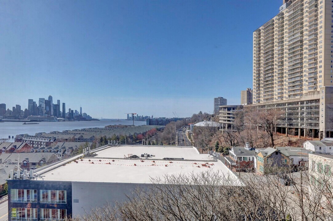 7002 BLVD E in Guttenberg, NJ - Building Photo