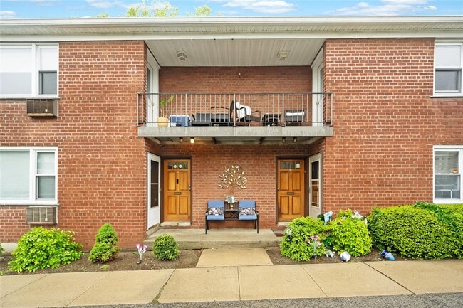 504 Pelham Rd in New Rochelle, NY - Building Photo - Building Photo