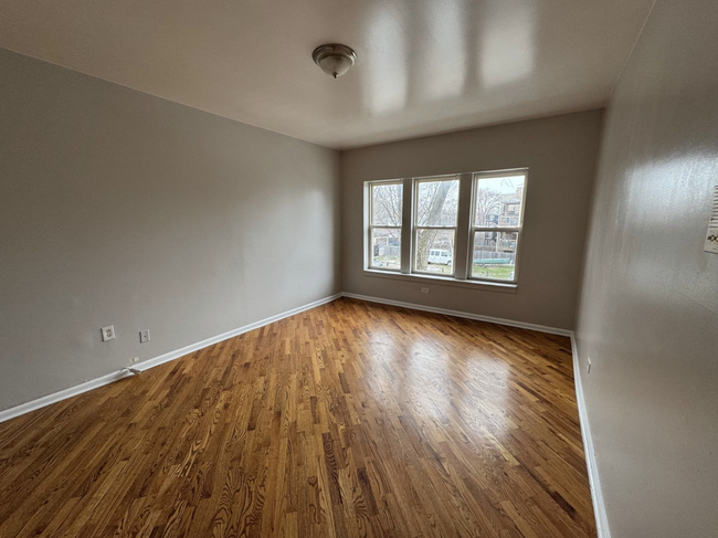 3803 W Thomas St, Unit 2 in Chicago, IL - Foto de edificio - Building Photo
