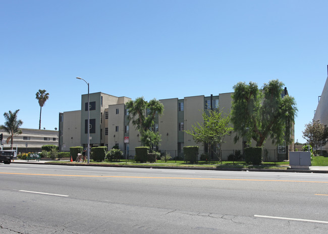 14800 Roscoe Blvd in Panorama City, CA - Foto de edificio - Building Photo