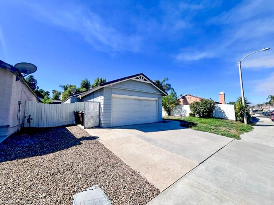 27773 Moonridge Dr in Menifee, CA - Foto de edificio