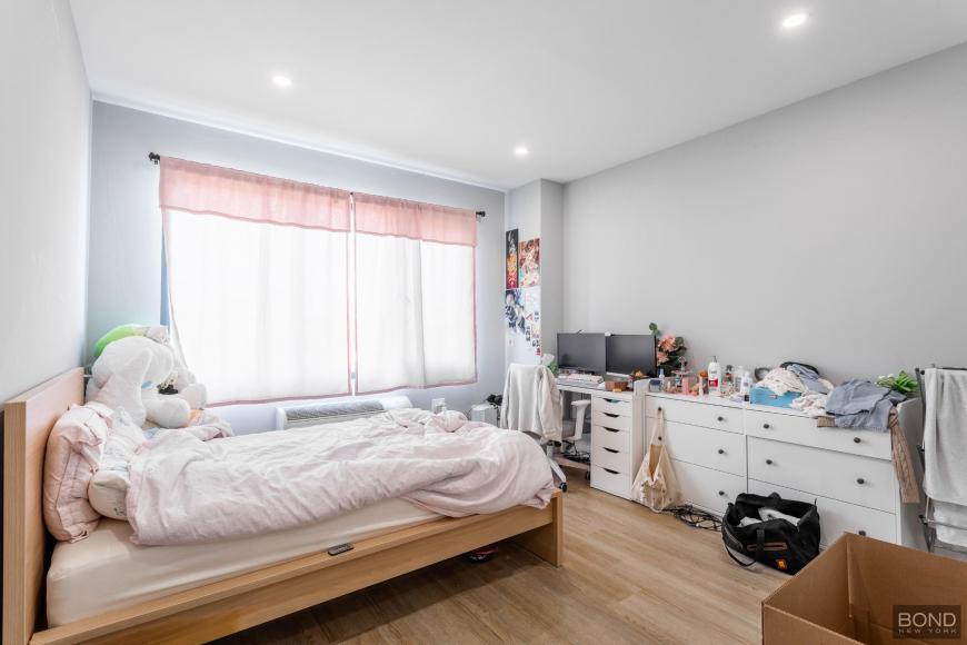 30-38-38 31st St in Queens, NY - Building Photo