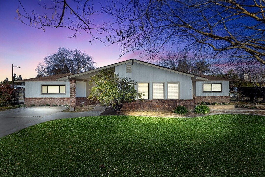 2485 Bullard Ave. in Clovis, CA - Building Photo
