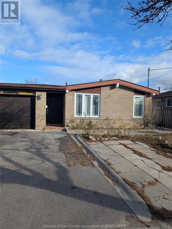 77 Hullmar Dr in Toronto, ON - Building Photo - Building Photo