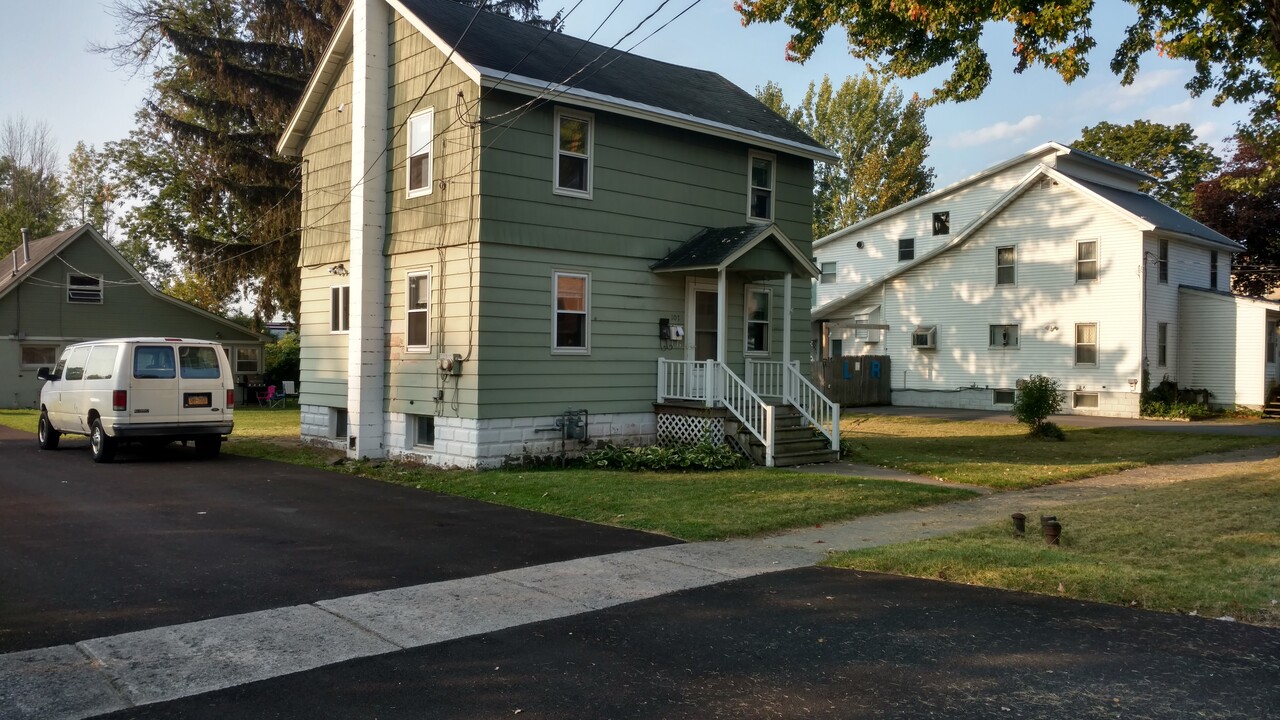 107 West 2nd Street, Unit 3 Bed 1 Bath in East Syracuse, NY - Foto de edificio