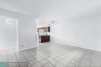 1833 NW 94th Ave in Coral Springs, FL - Foto de edificio - Building Photo