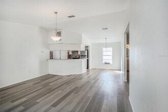 8512 Lazy River Dr in Tampa, FL - Building Photo - Building Photo