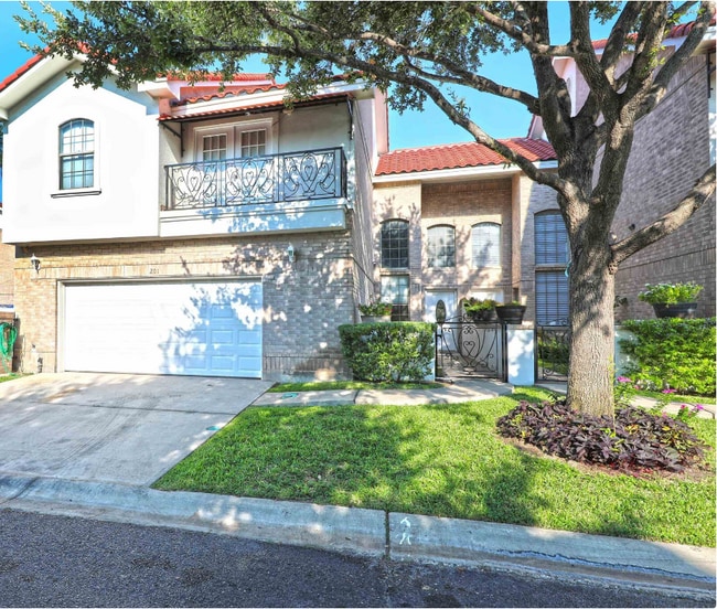 7521 Country Club Dr in Laredo, TX - Foto de edificio - Building Photo