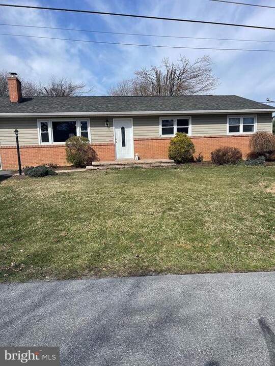 1043 Laurich Dr in Chambersburg, PA - Building Photo