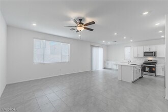 7406 S Pioneer Way in Las Vegas, NV - Building Photo - Building Photo