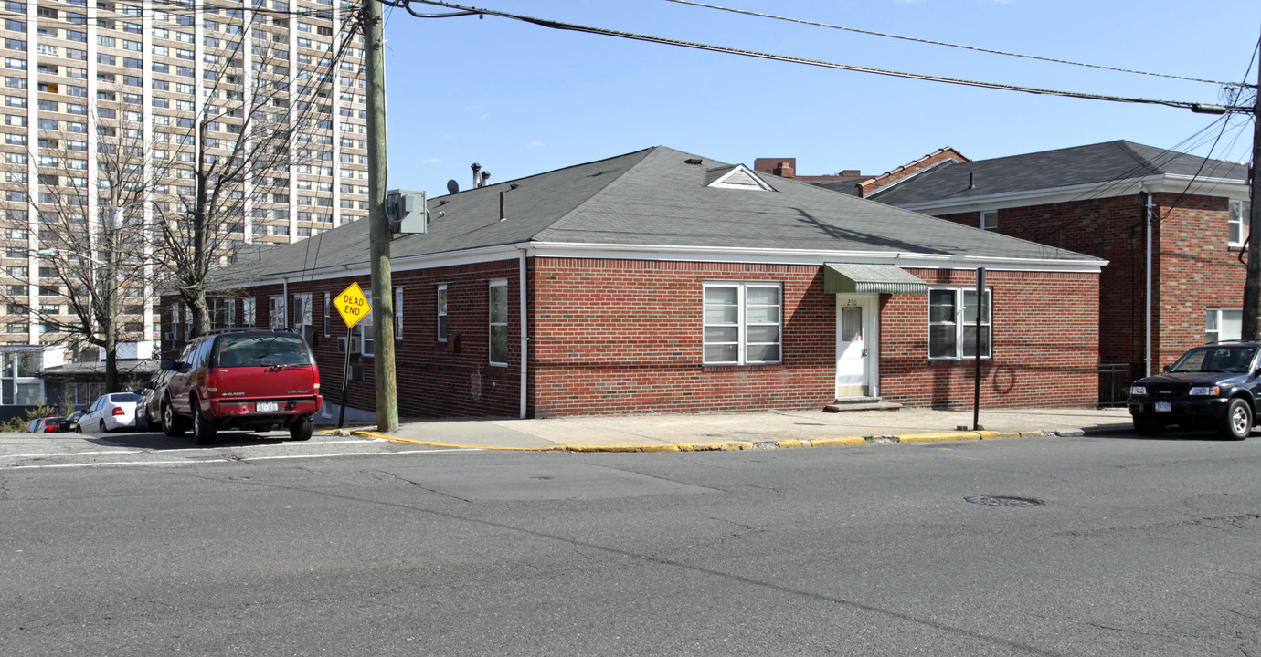 250 Palisade Ave in Cliffside Park, NJ - Building Photo