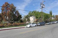 9015 Owensmouth Ave in Canoga Park, CA - Building Photo - Building Photo