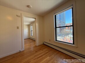 232 Cambridge St, Unit 6 in Boston, MA - Foto de edificio - Building Photo