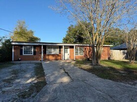 1405 Stanford Rd in Gulf Breeze, FL - Building Photo