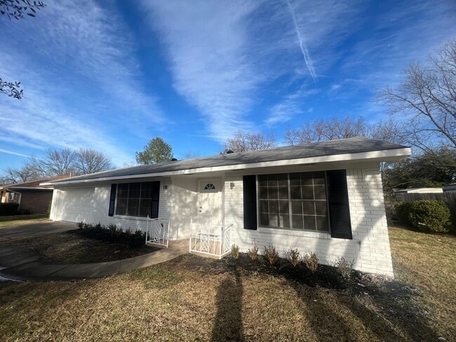 property at 2502 Deanie Ln