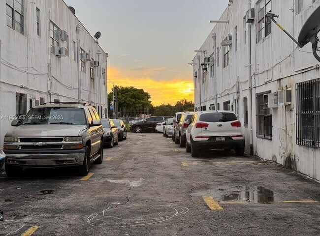 1601 NW 62nd St in Miami, FL - Building Photo - Building Photo