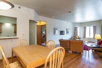 River Trail Apartments in Waukesha, WI - Foto de edificio - Interior Photo