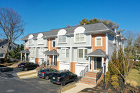 65 E River Rd in Rumson, NJ - Foto de edificio - Building Photo