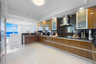 2711 S Ocean Dr, Unit 902 in Hollywood, FL - Foto de edificio - Building Photo