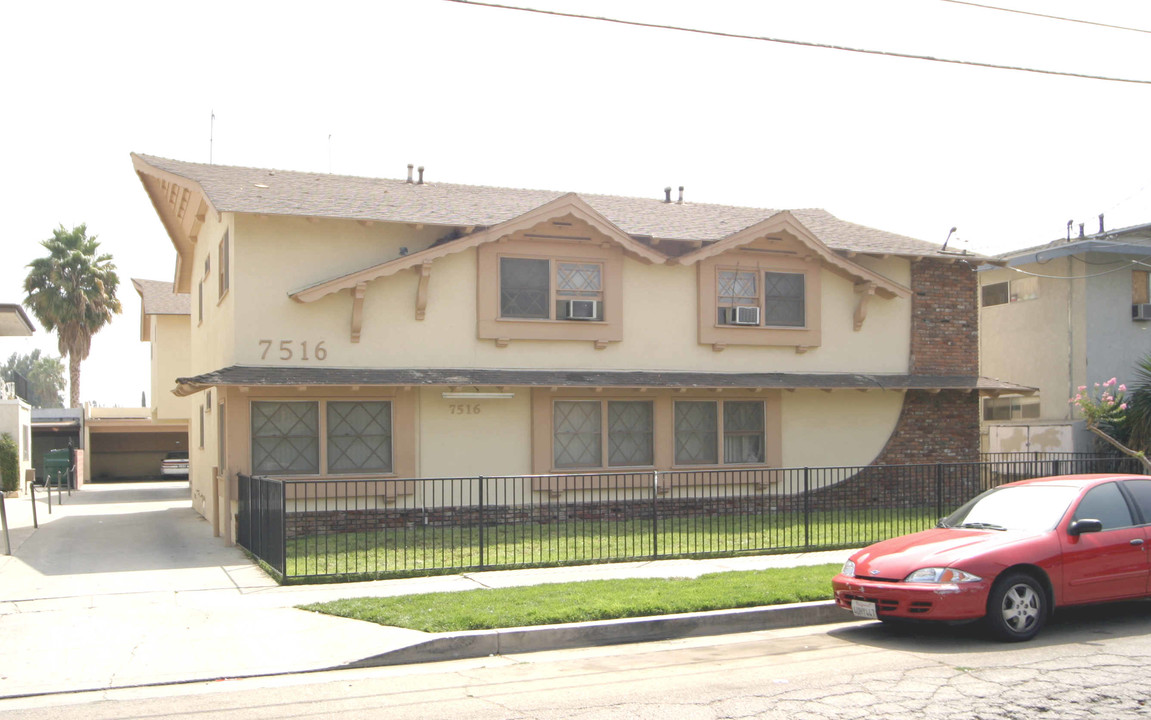 7516 Canby Ave in Reseda, CA - Building Photo