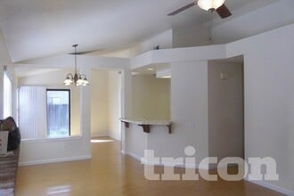 1085 Quail Valley Run in Oakley, CA - Foto de edificio - Building Photo