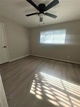 Hollyvale Apartments in Houston, TX - Foto de edificio - Building Photo