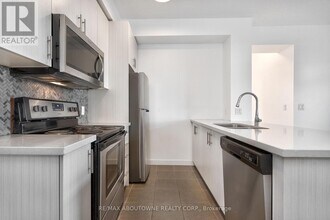 2490 Old Bronte Rd in Oakville, ON - Building Photo - Building Photo