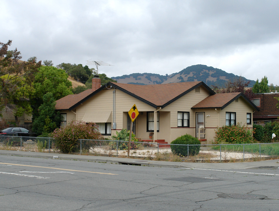 1300 3rd St in Novato, CA - Foto de edificio