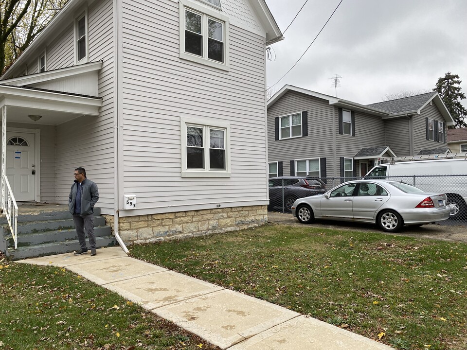 557 Hoyles Ave in Aurora, IL - Foto de edificio