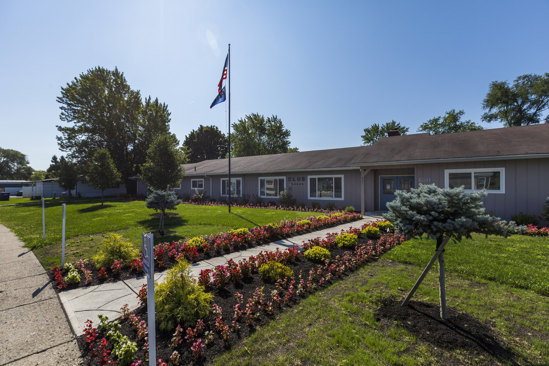 Reynolds Senior Village MHC in Toledo, OH - Building Photo