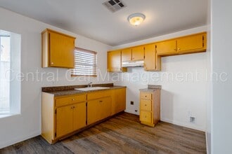 130 8th St in Bakersfield, CA - Building Photo - Building Photo