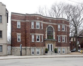 2401 Queen St in Toronto, ON - Building Photo - Building Photo