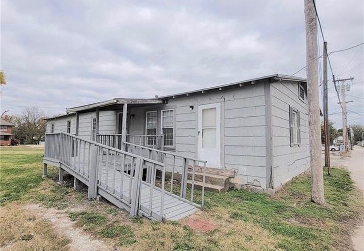 515 Parker Ave, Unit A in Osawatomie, KS - Building Photo