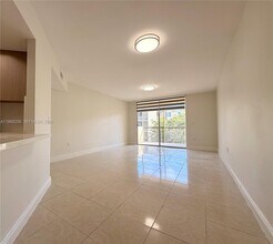 8353 Lake Dr in Doral, FL - Building Photo - Building Photo