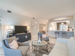 1016 Manor Lake Dr in Naples, FL - Building Photo - Building Photo